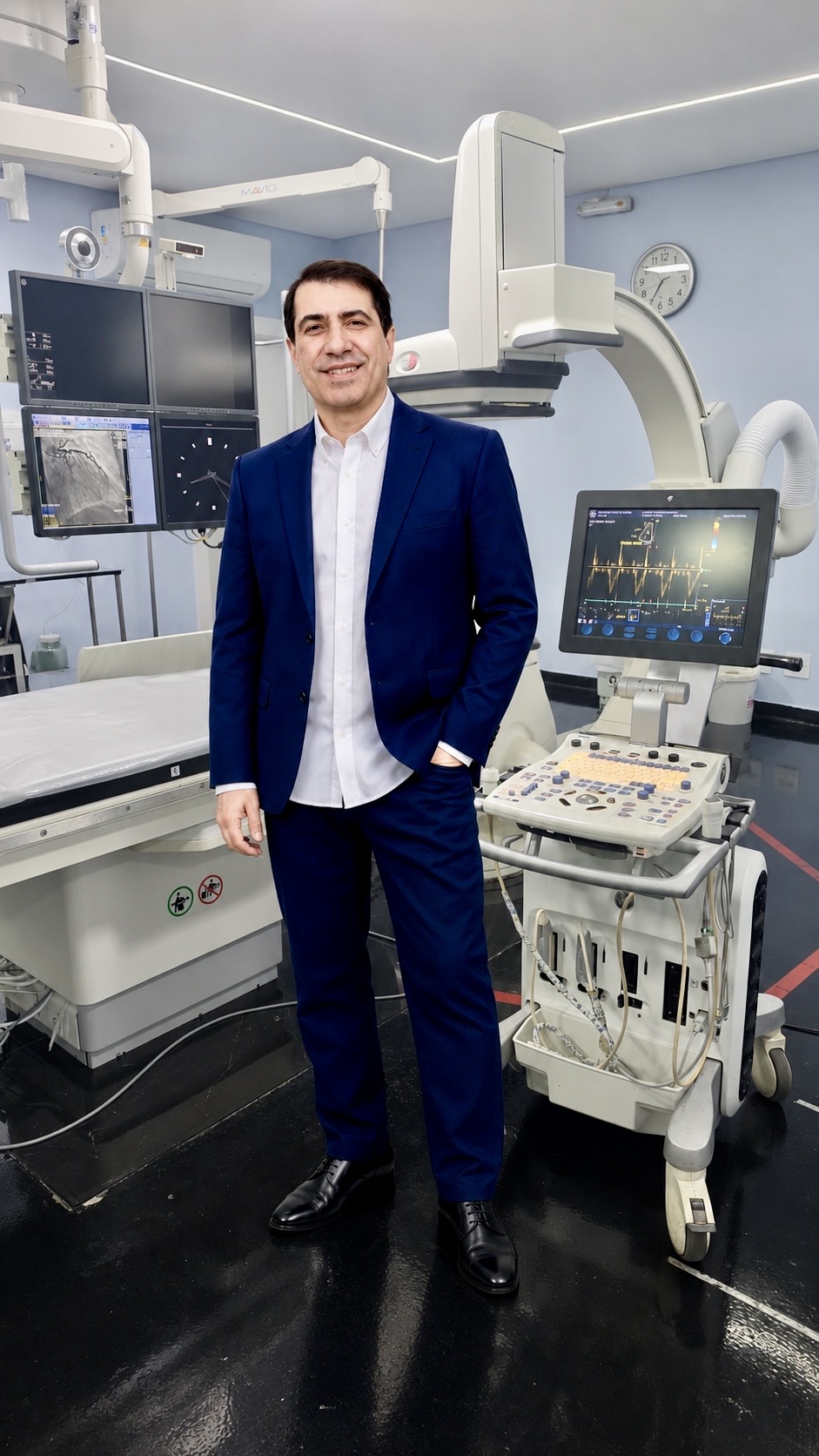 Dr. Marcos Cherem, cardiologista, na sala de hemodinâmica