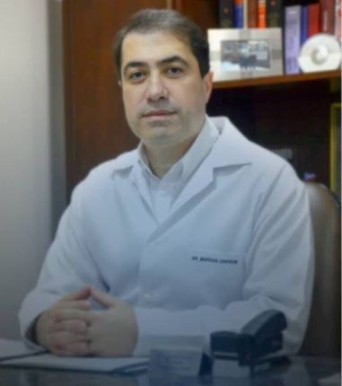 Dr. Marcos Cherem em seu consultório