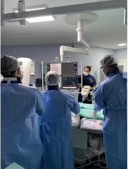 Equipe em procedimento na hemodinâmica do Hospital Vaz Monteiro