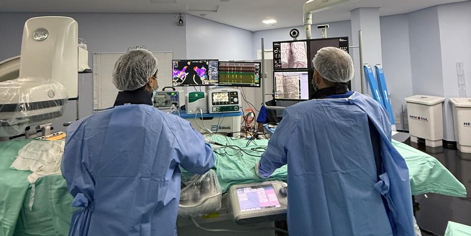 Equipe realiza procedimento na sala de hemodinâmica do Hospital Vaz Monteiro