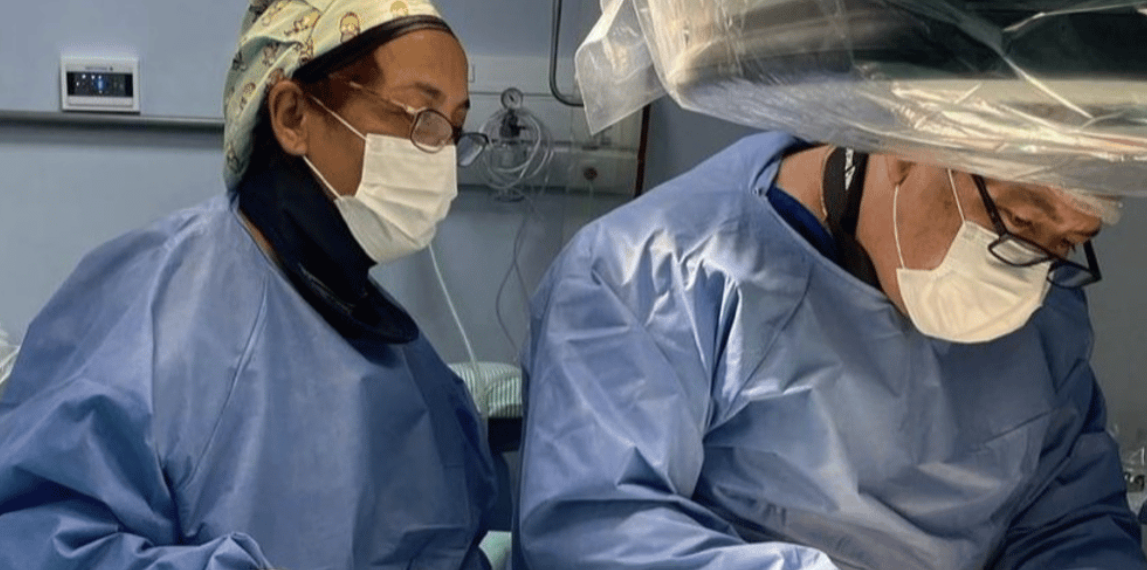 Equipe médica em procedimento cirúrgico no Hospital Vaz Monteiro